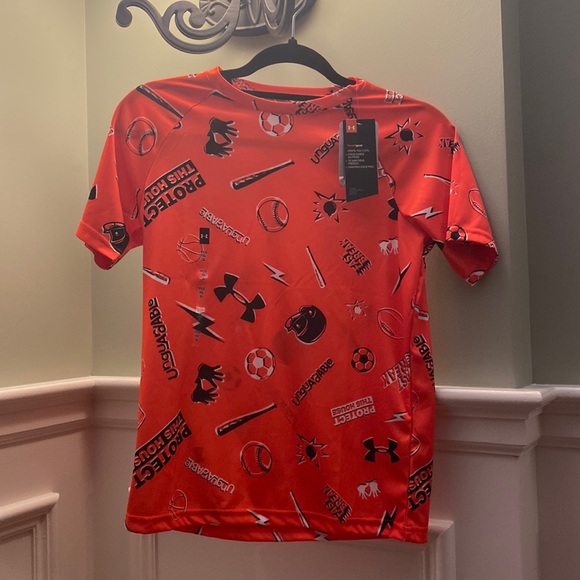 Youth boys Under Armour Dry Fit shirt…Size Youth Large